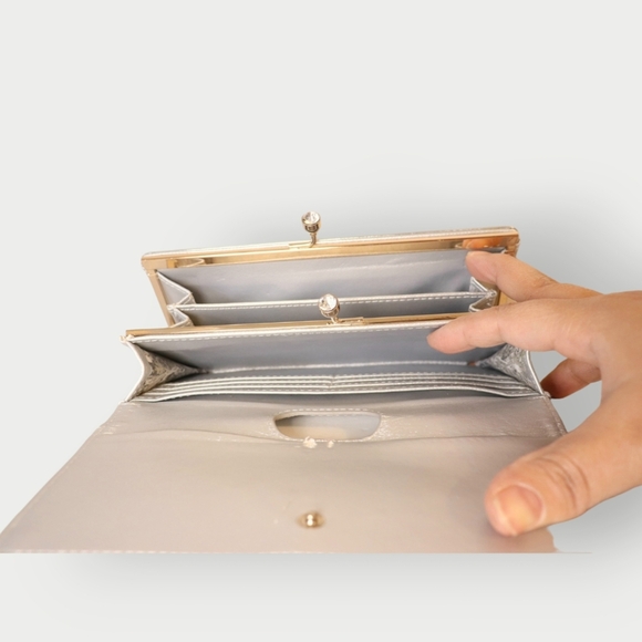 LIMITED WOMENS SILVER CLUTCH WALLET WITH DIAMOND CLASPS AND CARD SLOTS - Picture 5 of 12